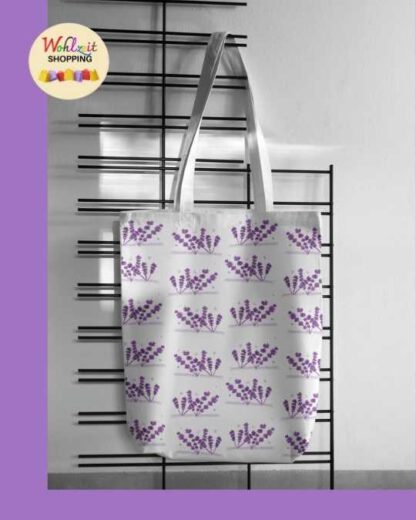 Violetter Lavendel mit Schmetterlingen